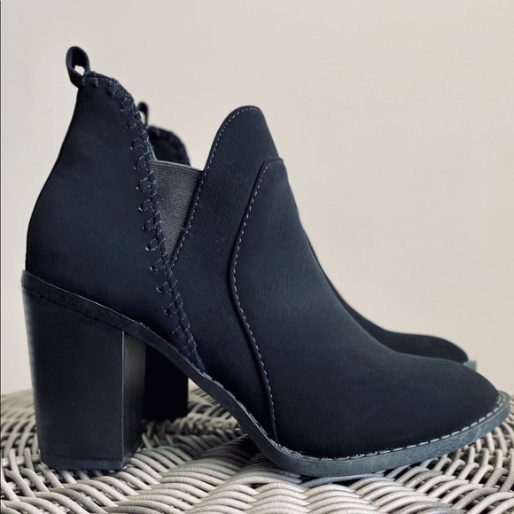 NIB - black ankle bootie - Picture 3 of 6